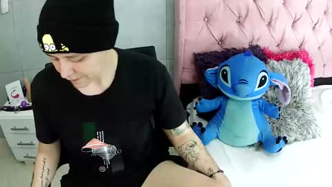 Snapshot of bug2025 chatting on 12/17/25, 01:22 bug2025 online show from 12/17/25, 01:22