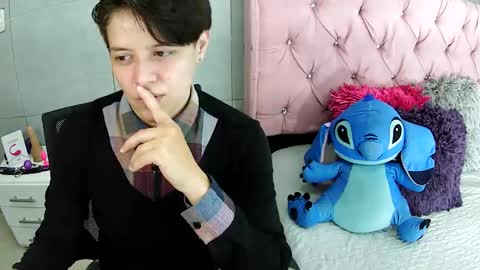 Snapshot of bug2025 chatting on 12/17/25, 01:28 bug2025 online show from 12/17/25, 01:28