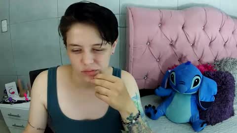 Snapshot of bug2025 chatting on 12/18/25, 01:44 bug2025 online show from 12/18/25, 01:44