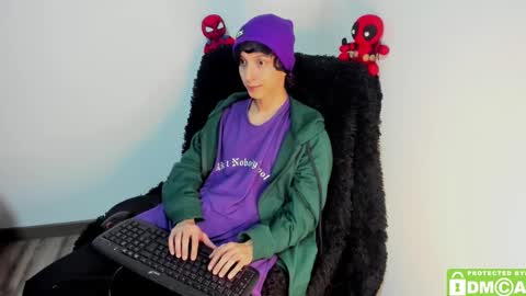 Snapshot of bumblubee chatting on 12/19/24, 01:28 Tonny online show from 12/19/24, 01:28