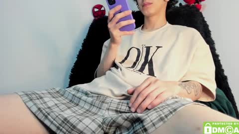 Snapshot of bumblubee chatting on 01/04/25, 04:01 Tonny online show from 01/04/25, 04:01