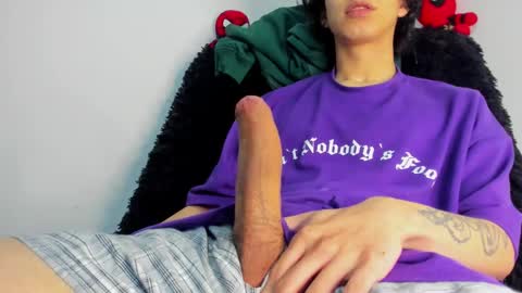 Snapshot of bumblubee chatting on 01/28/25, 02:21 Tonny online show from 01/28/25, 02:21