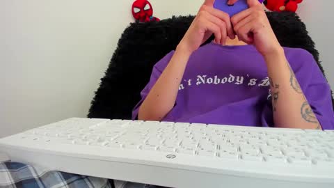 Snapshot of bumblubee chatting on 02/19/25, 06:10 Tonny online show from 02/19/25, 06:10