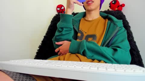 Snapshot of bumblubee chatting on 02/20/25, 10:04 Tonny online show from 02/20/25, 10:04