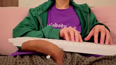 Snapshot of bumblubee chatting on 09/24/25, 08:12 Tonny online show from 09/24/25, 08:12