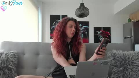 Snapshot of bumbum_kalibum chatting on 10/25/25, 04:24 Ivan online show from 10/25/25, 04:24