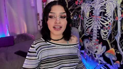 Snapshot of bunnypeachyy chatting on 12/19/24, 05:18 online show from 12/19/24, 05:18