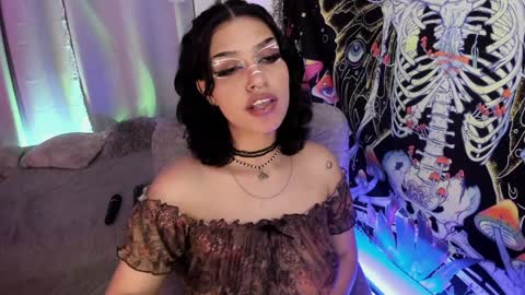 Snapshot of bunnypeachyy chatting on 12/21/24, 10:06 online show from 12/21/24, 10:06