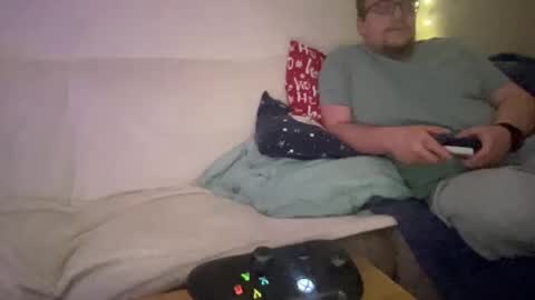 Snapshot of buzzndizzy chatting on 12/18/25, 01:00 buzzndizzy online show from 12/18/25, 01:00