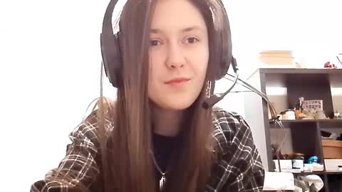 Snapshot of caitlynvuono chatting on 12/15/25, 01:37 Sara online show from 12/15/25, 01:37