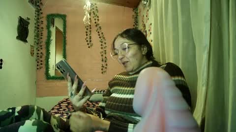 Snapshot of callme_lolas chatting on 04/21/26, 01:42 paula online show from 04/21/26, 01:42