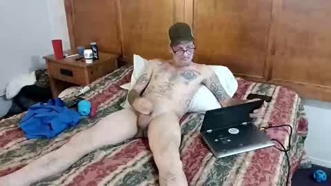 Snapshot of calredding75 chatting on 12/16/25, 10:15 calredding75 online show from 12/16/25, 10:15