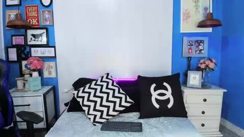 Snapshot of cameronrey_ chatting on 11/08/25, 09:24 --- Cameron --- online show from 11/08/25, 09:24