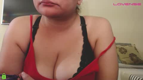 Snapshot of camiilahotxxx chatting on 10/21/25, 02:40 Camila online show from 10/21/25, 02:40