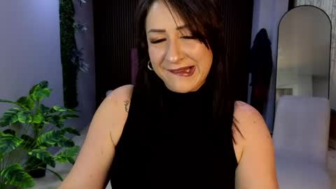 Snapshot of camil_milfdream chatting on 05/25/26, 11:05 Camil online show from 05/25/26, 11:05