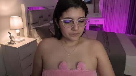 Snapshot of camila_buitrago chatting on 01/23/25, 02:44 Camila buitrago online show from 01/23/25, 02:44