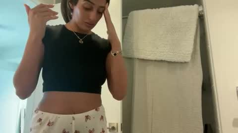 Snapshot of camiliakxoxo chatting on 11/08/25, 01:22 camiliakxoxo online show from 11/08/25, 01:22