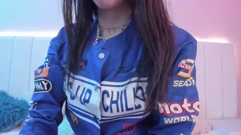 Snapshot of camillen_pettid chatting on 10/04/25, 09:35 C A M I L L E N Help me get to the top online show from 10/04/25, 09:35