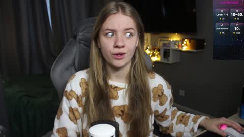 Snapshot of candy_meggie chatting on 12/24/24, 09:17 Megan online show from 12/24/24, 09:17