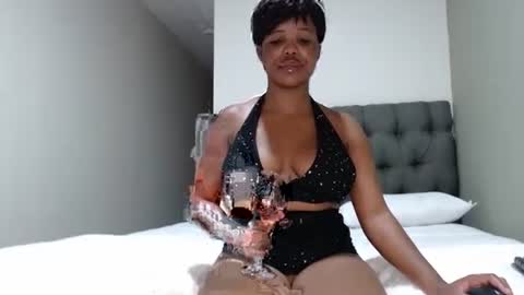 Snapshot of caramelbbe chatting on 02/21/25, 04:18 fifi online show from 02/21/25, 04:18