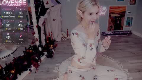 Snapshot of careful_i_bite chatting on 11/13/25, 05:28 NONA follow online show from 11/13/25, 05:28