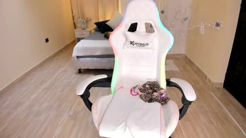 Snapshot of carleewinter chatting on 12/14/24, 11:01 Alejandra online show from 12/14/24, 11:01