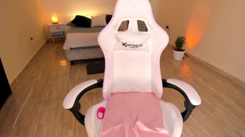 Snapshot of carleewinter chatting on 01/11/25, 04:27 Alejandra online show from 01/11/25, 04:27