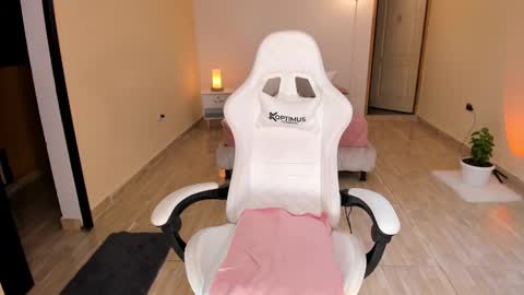 Snapshot of carleewinter chatting on 02/02/25, 01:02 Alejandra online show from 02/02/25, 01:02