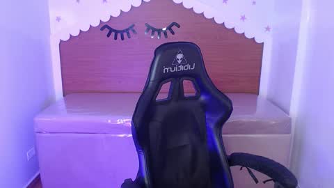 Snapshot of carlie_mayer chatting on 10/22/25, 03:07 CARLYE online show from 10/22/25, 03:07