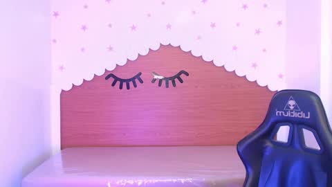 Snapshot of carlie_mayer chatting on 11/06/25, 03:29 CARLYE online show from 11/06/25, 03:29