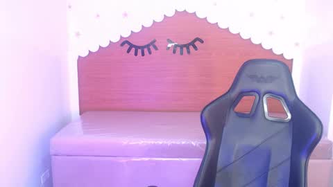 Snapshot of carlie_mayer chatting on 11/15/25, 03:15 CARLYE online show from 11/15/25, 03:15