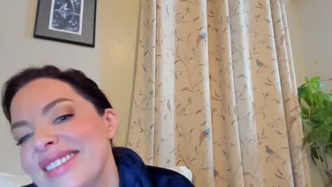 Snapshot of carliescott_meow chatting on 01/04/25, 01:10 Carlie online show from 01/04/25, 01:10