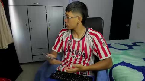 Snapshot of carlitosex09 chatting on 02/19/25, 03:27 master online show from 02/19/25, 03:27