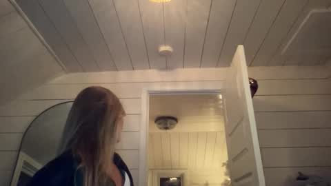 Snapshot of carlybora chatting on 11/25/25, 05:07 Carly Bora online show from 11/25/25, 05:07