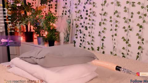 Snapshot of carlymilton chatting on 01/31/25, 11:35 Carly online show from 01/31/25, 11:35