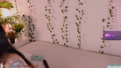 Snapshot of carlymilton chatting on 04/29/26, 09:32 Carly online show from 04/29/26, 09:32