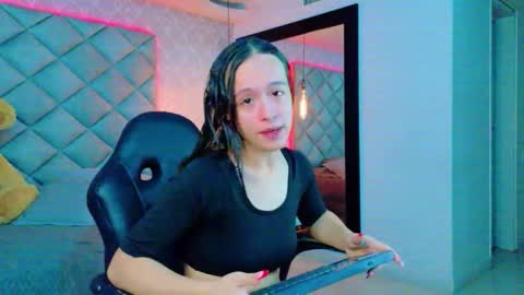caro_adams1 online show from 12/15/25, 11:14