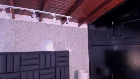 Snapshot of caro_martinezz chatting on 12/12/24, 10:34 online show from 12/12/24, 10:34