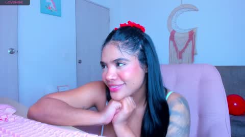 Snapshot of carolinalovehot chatting on 02/14/25, 04:09 Carolina online show from 02/14/25, 04:09