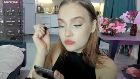 Snapshot of caroline_kiparis chatting on 12/08/24, 02:39 Caro online show from 12/08/24, 02:39