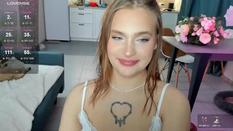 Snapshot of caroline_kiparis chatting on 12/10/24, 06:22 Caro online show from 12/10/24, 06:22