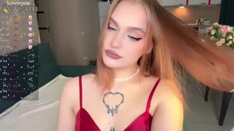 Snapshot of caroline_kiparis chatting on 02/01/25, 08:26 Caro online show from 02/01/25, 08:26