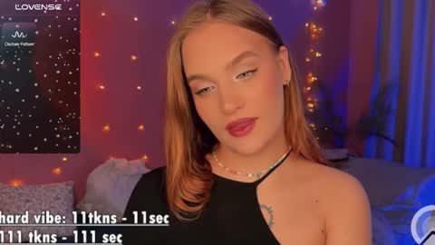 Snapshot of caroline_kiparis chatting on 03/10/25, 11:27 Caro online show from 03/10/25, 11:27