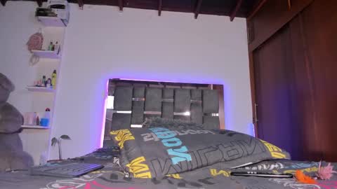 Snapshot of caroline_m8 chatting on 09/19/25, 11:33 CAROLINE online show from 09/19/25, 11:33