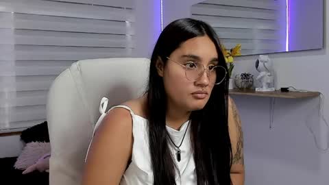 caroline_rodriguez_9 online show from 04/18/26, 07:18