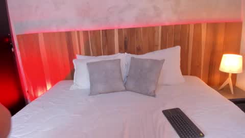 Snapshot of carolineejoness chatting on 11/17/25, 06:46 Caroline online show from 11/17/25, 06:46