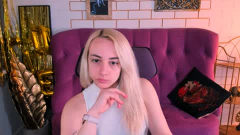 Snapshot of carolmoor chatting on 04/04/26, 01:08 Carol online show from 04/04/26, 01:08