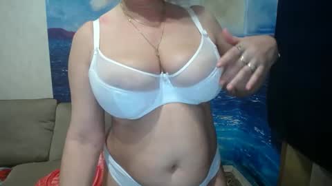 Snapshot of caroncapella chatting on 02/16/25, 12:54 VicunaCool online show from 02/16/25, 12:54