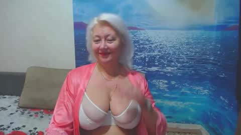 Snapshot of caroncapella chatting on 10/26/25, 11:27 VicunaCool online show from 10/26/25, 11:27