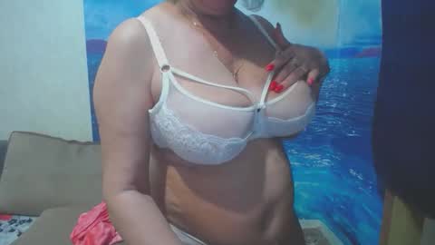 Snapshot of caroncapella chatting on 11/15/25, 02:35 VicunaCool online show from 11/15/25, 02:35